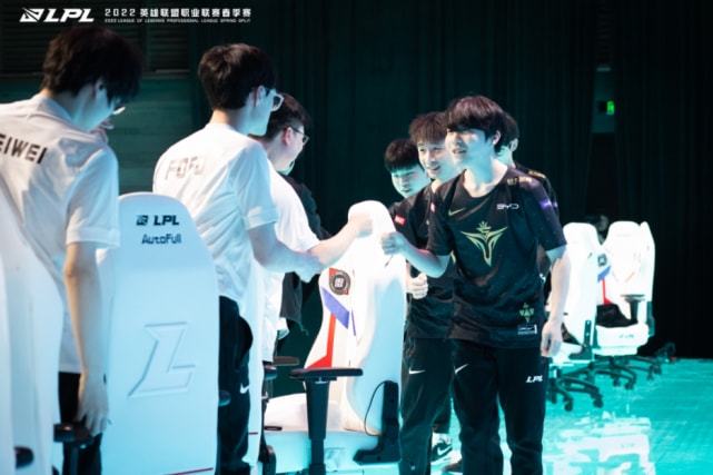 更加刺眼 更加刺眼